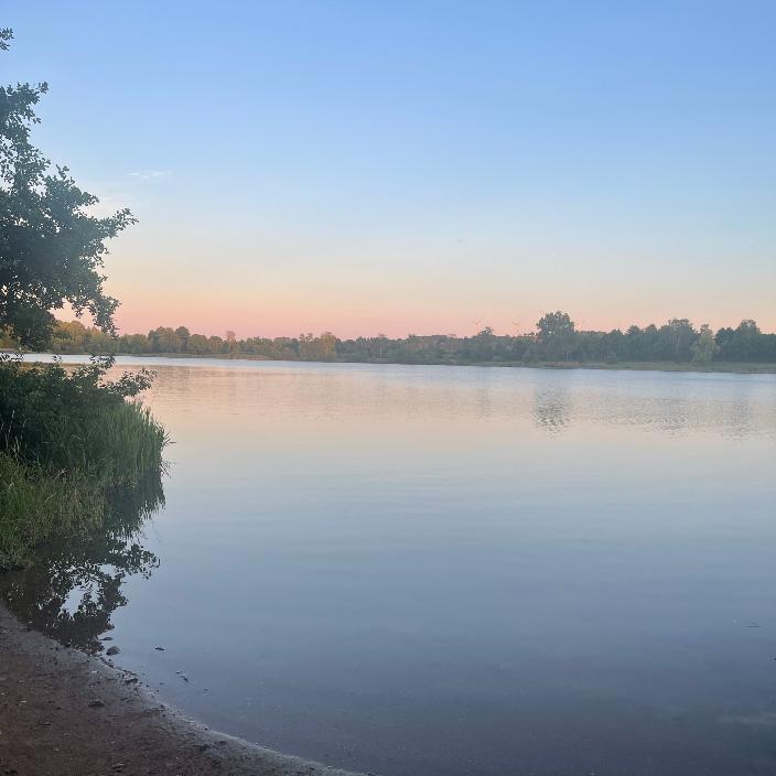 Blick auf den Losheimer See bei Sonnenuntergang
